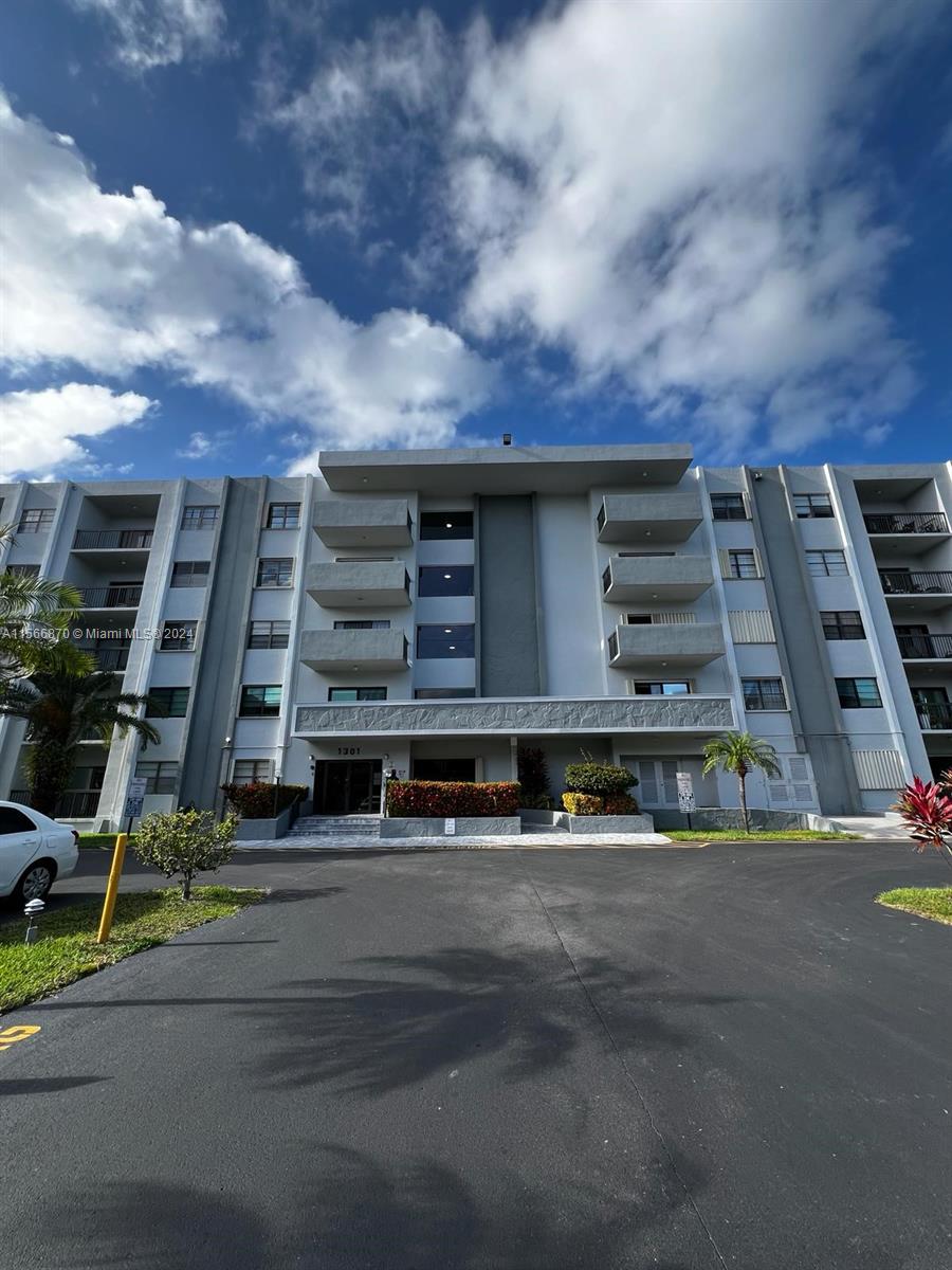 1301 NE 7th St 112, Hallandale Beach, Florida 33009, 2 Bedrooms Bedrooms, ,2 BathroomsBathrooms,Residentiallease,For Rent,1301 NE 7th St 112,A11566870