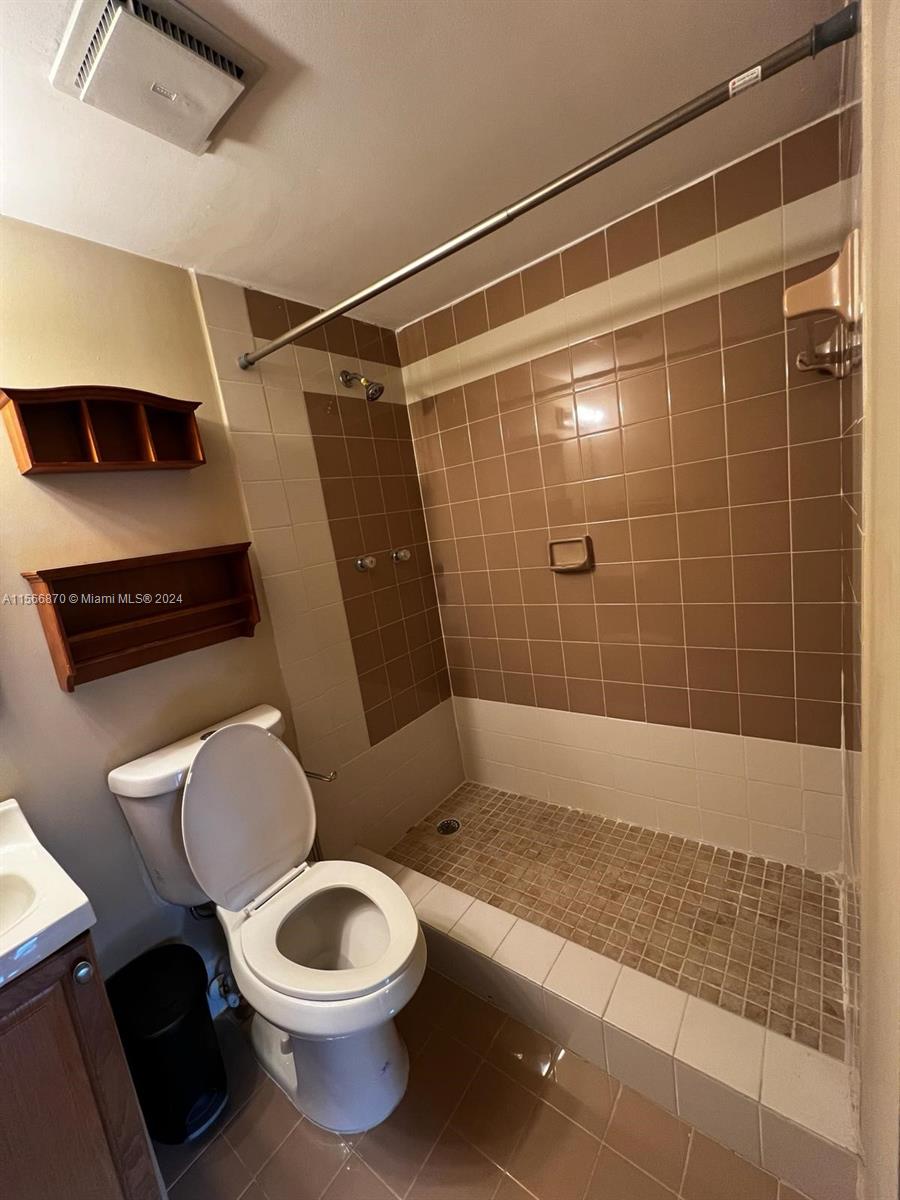 1301 NE 7th St 112, Hallandale Beach, Florida 33009, 2 Bedrooms Bedrooms, ,2 BathroomsBathrooms,Residentiallease,For Rent,1301 NE 7th St 112,A11566870