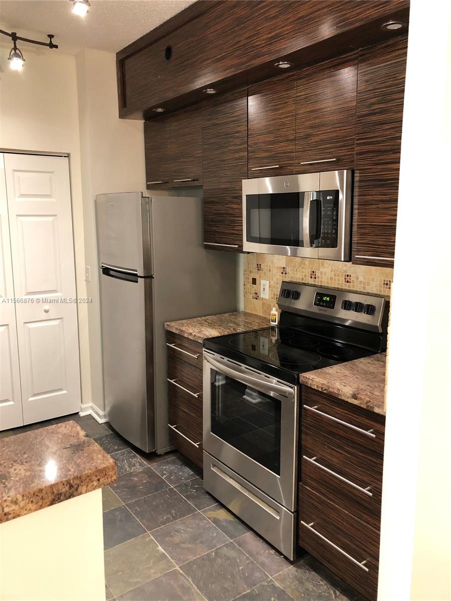 1919 Van Buren St 820A, Hollywood, Florida 33020, 2 Bedrooms Bedrooms, ,1 BathroomBathrooms,Residentiallease,For Rent,1919 Van Buren St 820A,A11566876
