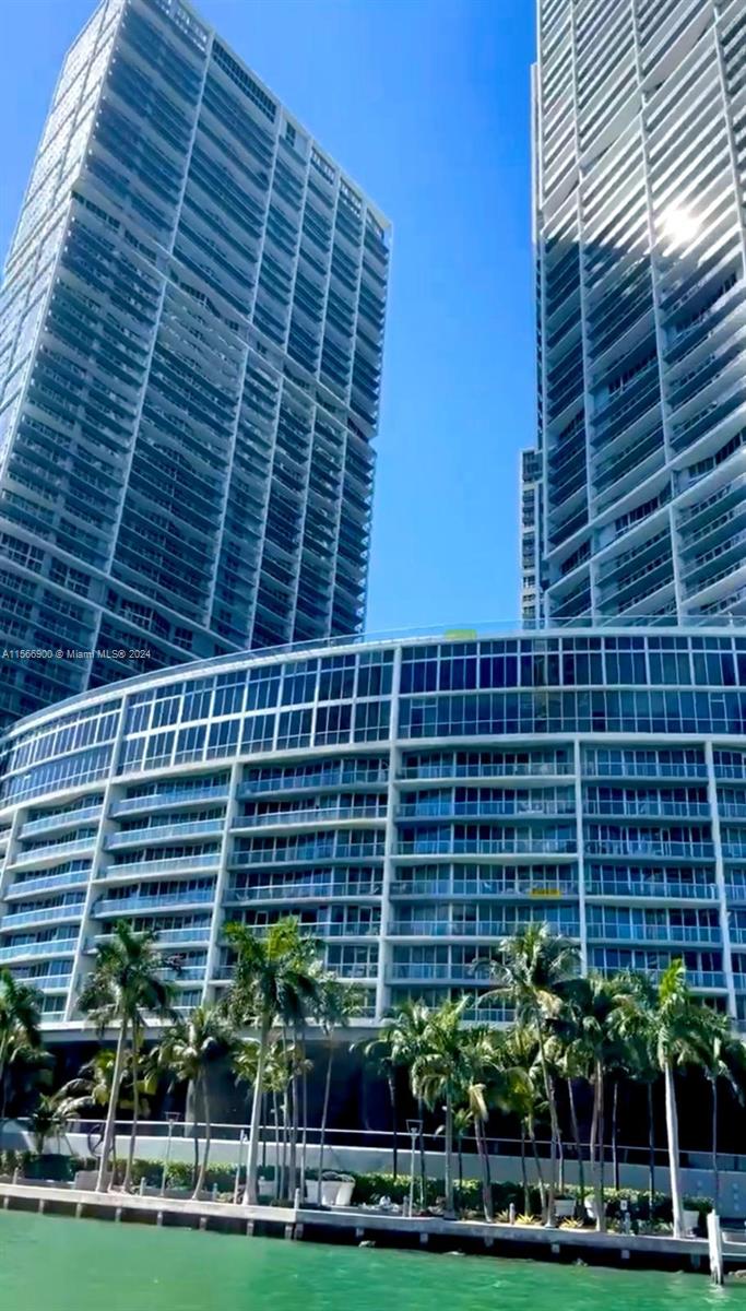 Studio with amazing views in Icon Brickell, located near City Center, Whole Foods and many shops and restaurants.
