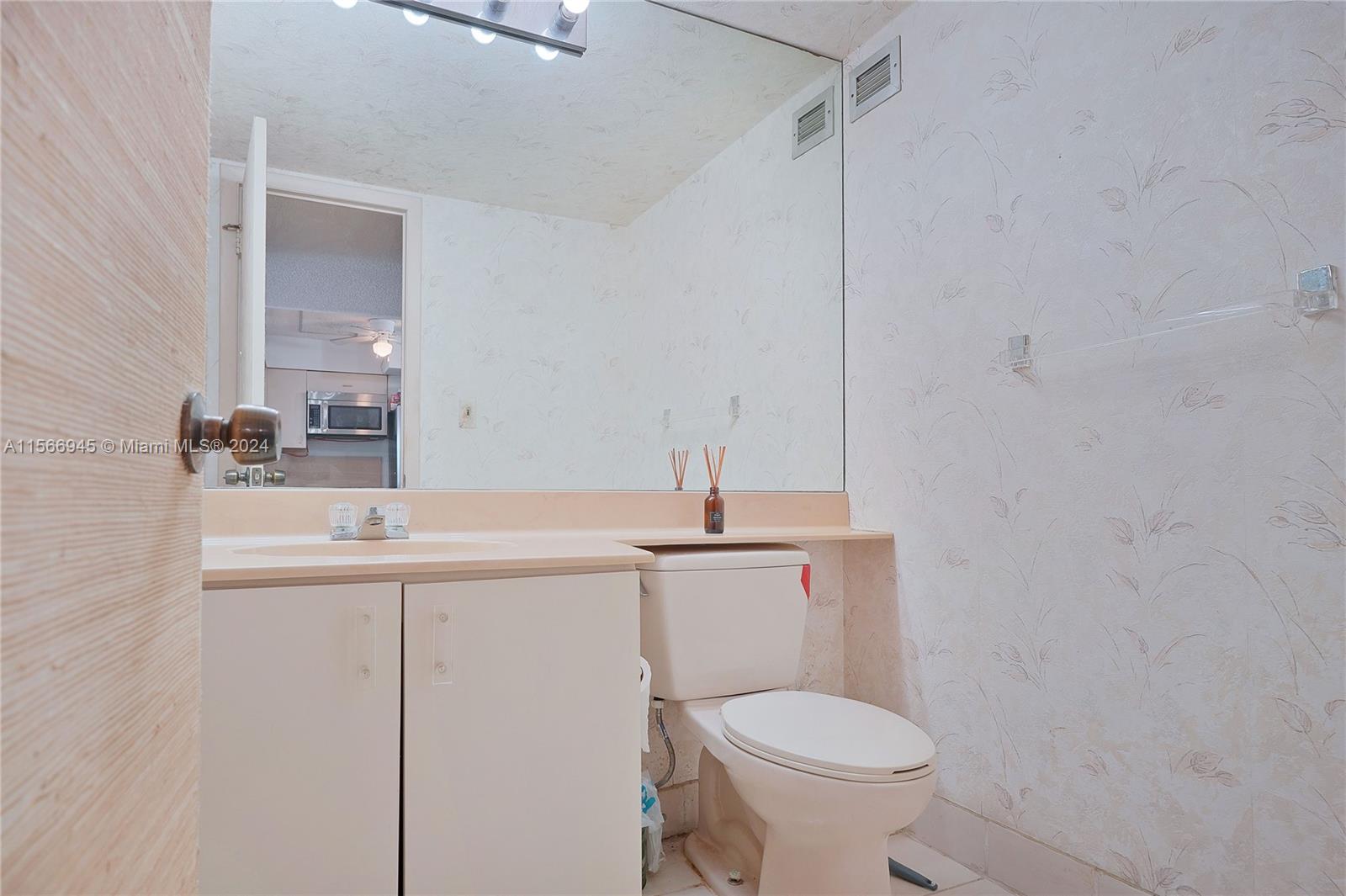 1400 S Ocean Dr 1605, Hollywood, Florida 33019, 1 Bedroom Bedrooms, ,1 BathroomBathrooms,Residential,For Sale,1400 S Ocean Dr 1605,A11566945