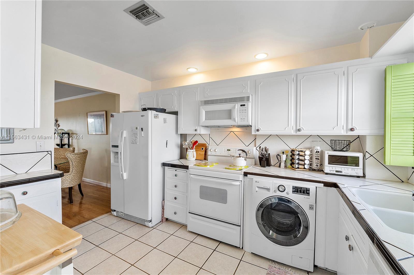 2829 NE 33rd Ct 401, Fort Lauderdale, Florida 33306, 2 Bedrooms Bedrooms, ,2 BathroomsBathrooms,Residential,For Sale,2829 NE 33rd Ct 401,A11563431