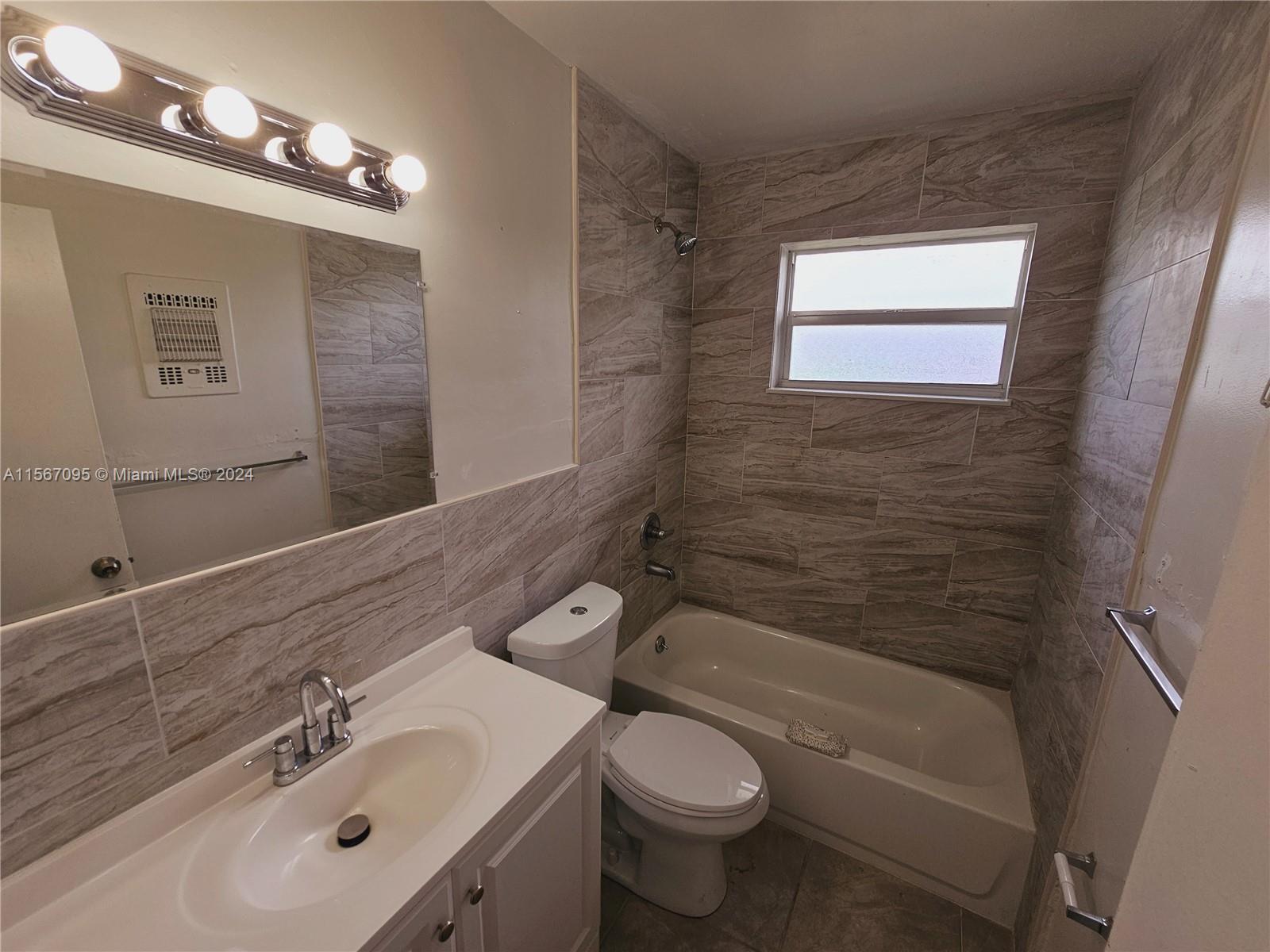 712 NE 8th St 204, Hallandale Beach, Florida 33009, 1 Bedroom Bedrooms, ,1 BathroomBathrooms,Residentiallease,For Rent,712 NE 8th St 204,A11567095