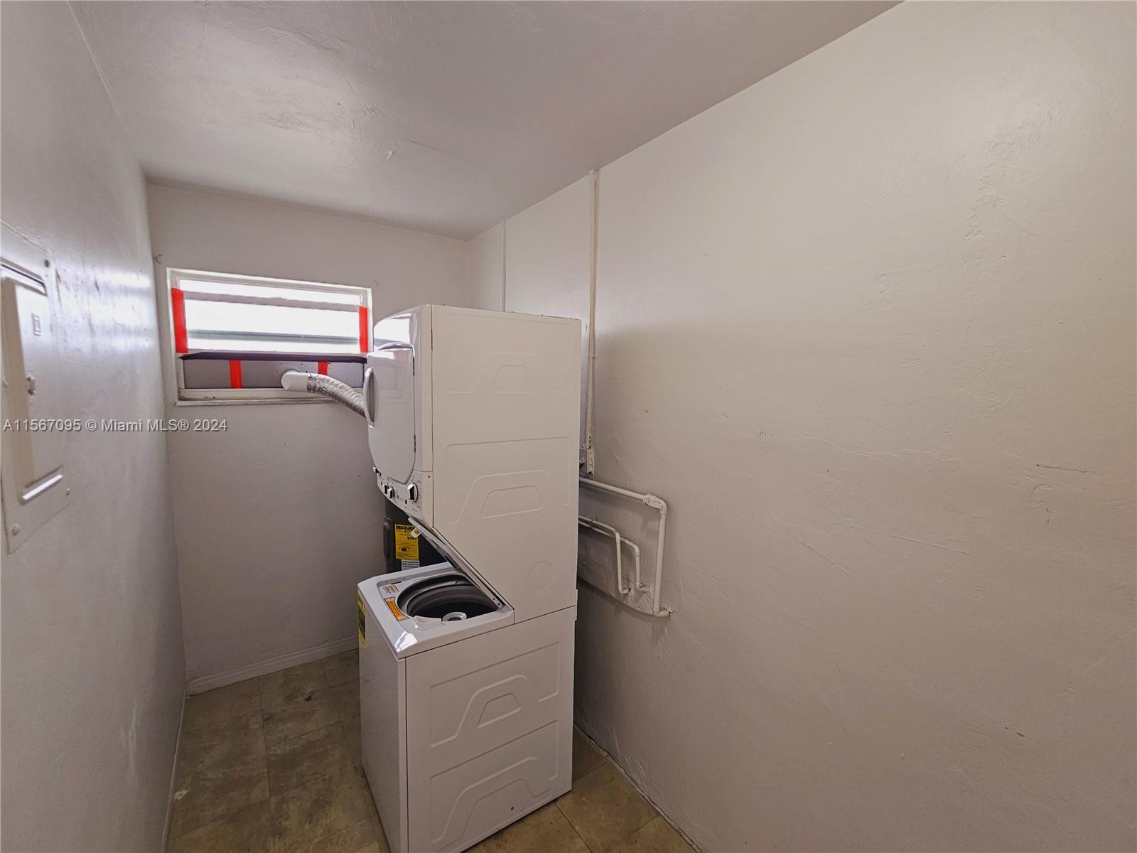 712 NE 8th St 204, Hallandale Beach, Florida 33009, 1 Bedroom Bedrooms, ,1 BathroomBathrooms,Residentiallease,For Rent,712 NE 8th St 204,A11567095