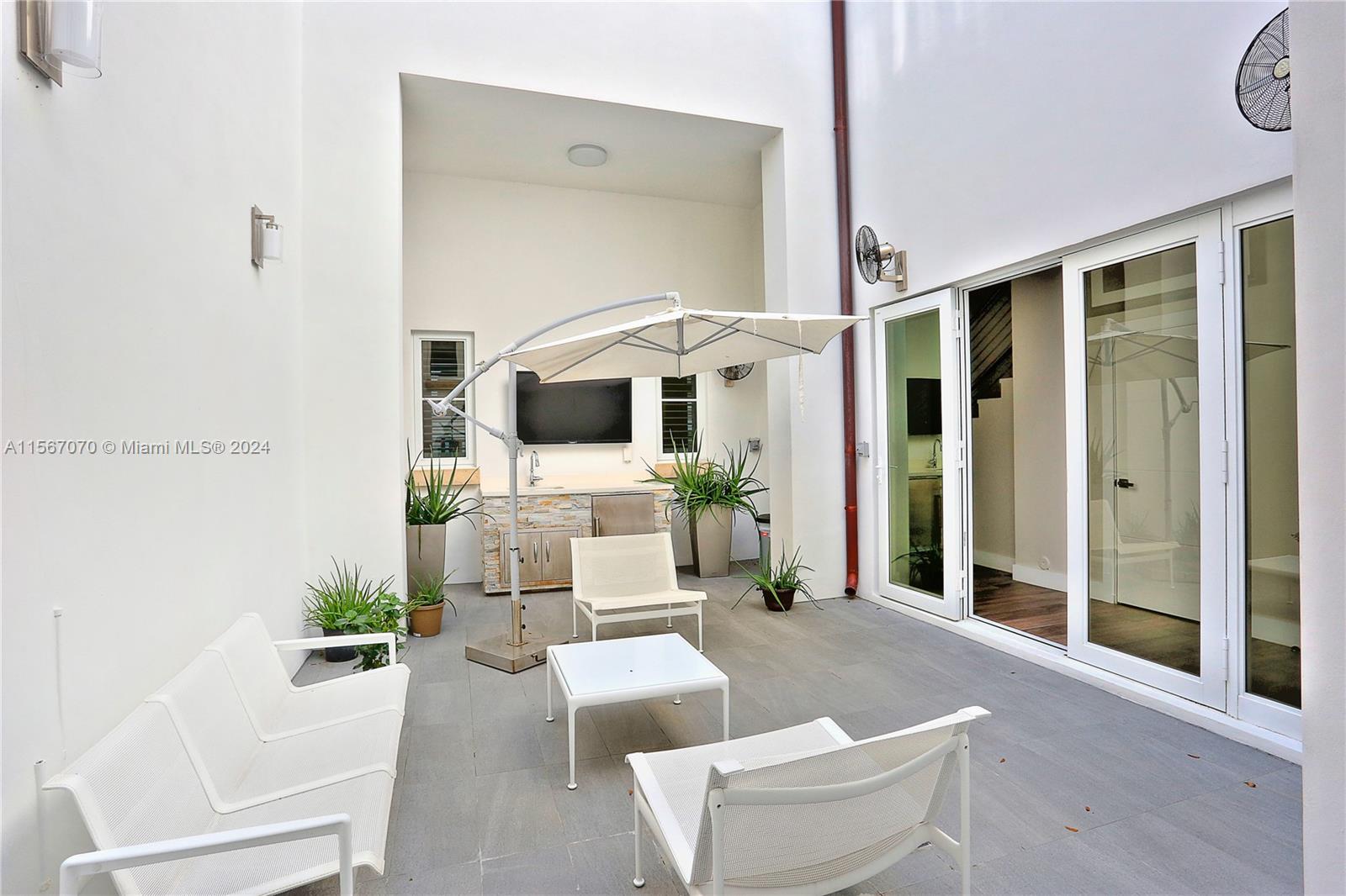 629 Santander Ave 7, Coral Gables, Florida 33134, 3 Bedrooms Bedrooms, ,3 BathroomsBathrooms,Residentiallease,For Rent,629 Santander Ave 7,A11567070