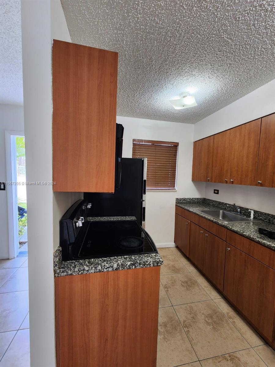932 Moffett St 8, Hallandale Beach, Florida 33009, 1 Bedroom Bedrooms, ,1 BathroomBathrooms,Residentiallease,For Rent,932 Moffett St 8,A11567205