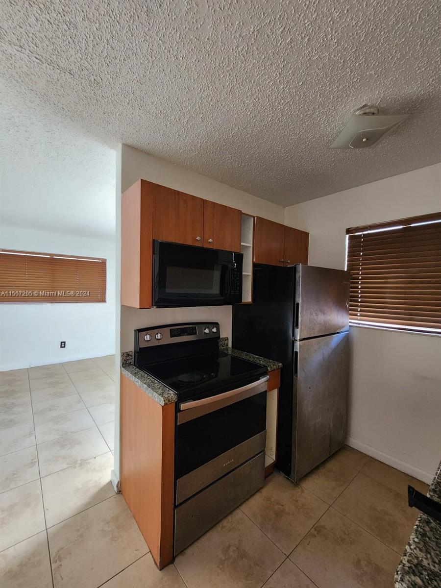 932 Moffett St 8, Hallandale Beach, Florida 33009, 1 Bedroom Bedrooms, ,1 BathroomBathrooms,Residentiallease,For Rent,932 Moffett St 8,A11567205
