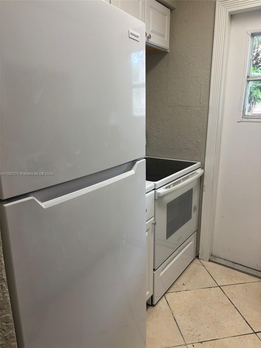 2750 Pierce St 3, Hollywood, Florida 33020, 2 Bedrooms Bedrooms, ,2 BathroomsBathrooms,Residentiallease,For Rent,2750 Pierce St 3,A11567270