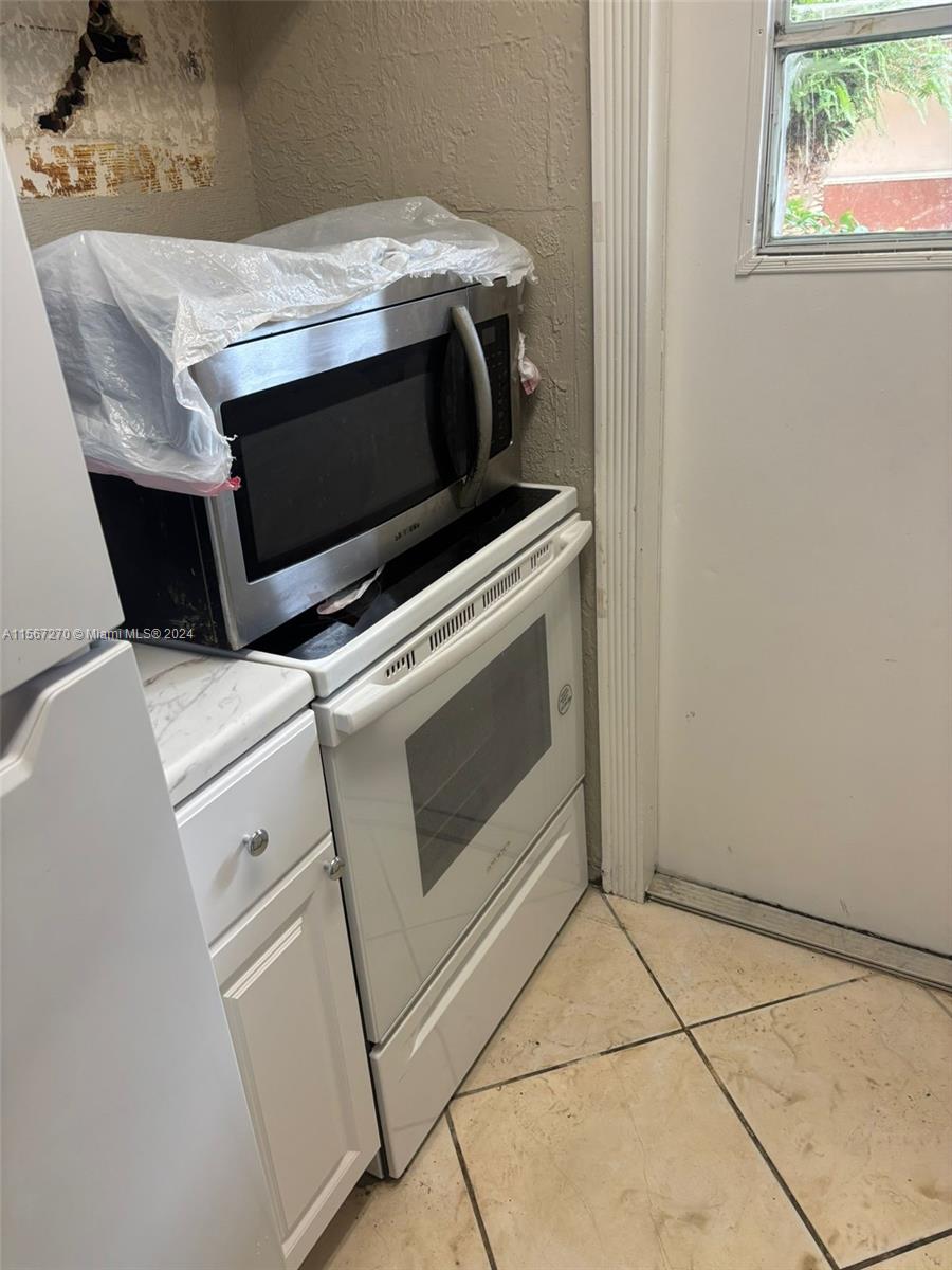 2750 Pierce St 3, Hollywood, Florida 33020, 2 Bedrooms Bedrooms, ,2 BathroomsBathrooms,Residentiallease,For Rent,2750 Pierce St 3,A11567270