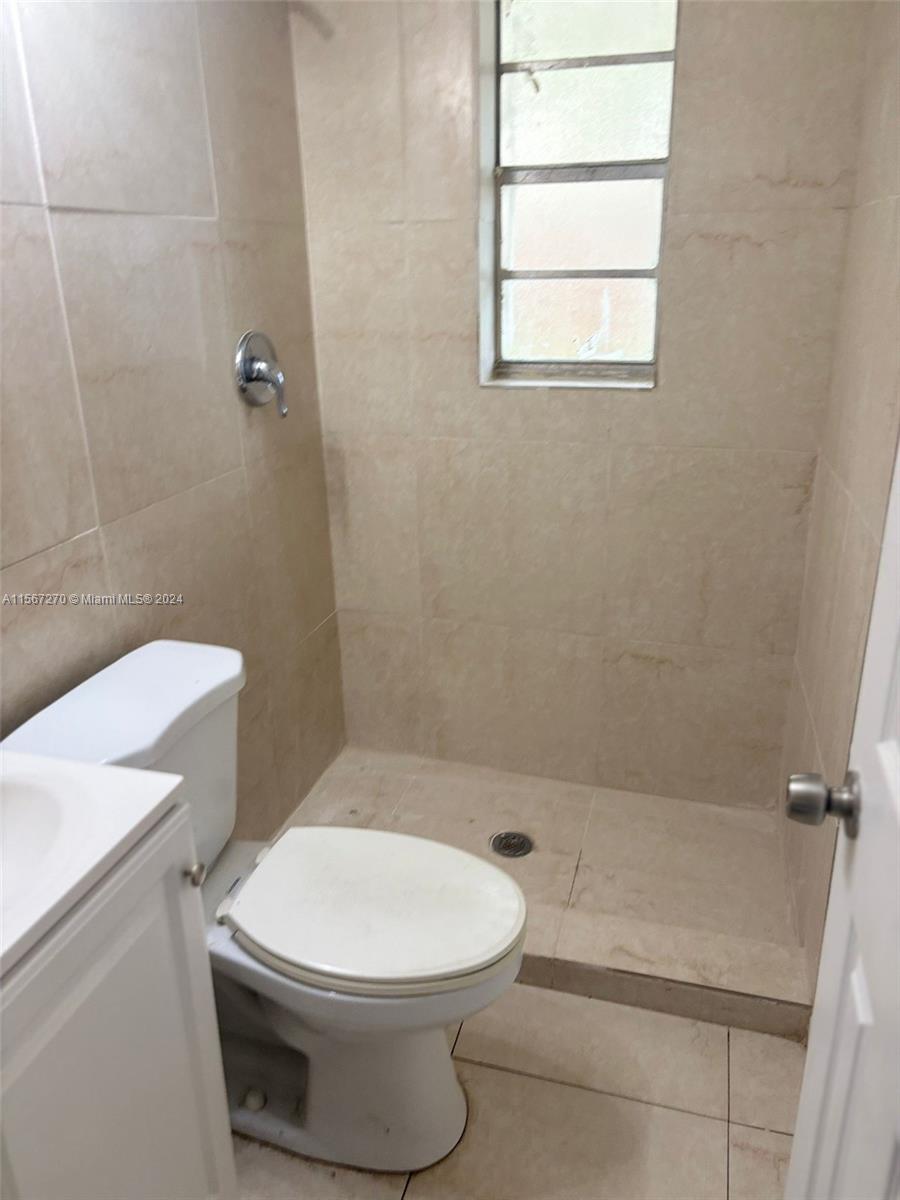 2750 Pierce St 3, Hollywood, Florida 33020, 2 Bedrooms Bedrooms, ,2 BathroomsBathrooms,Residentiallease,For Rent,2750 Pierce St 3,A11567270