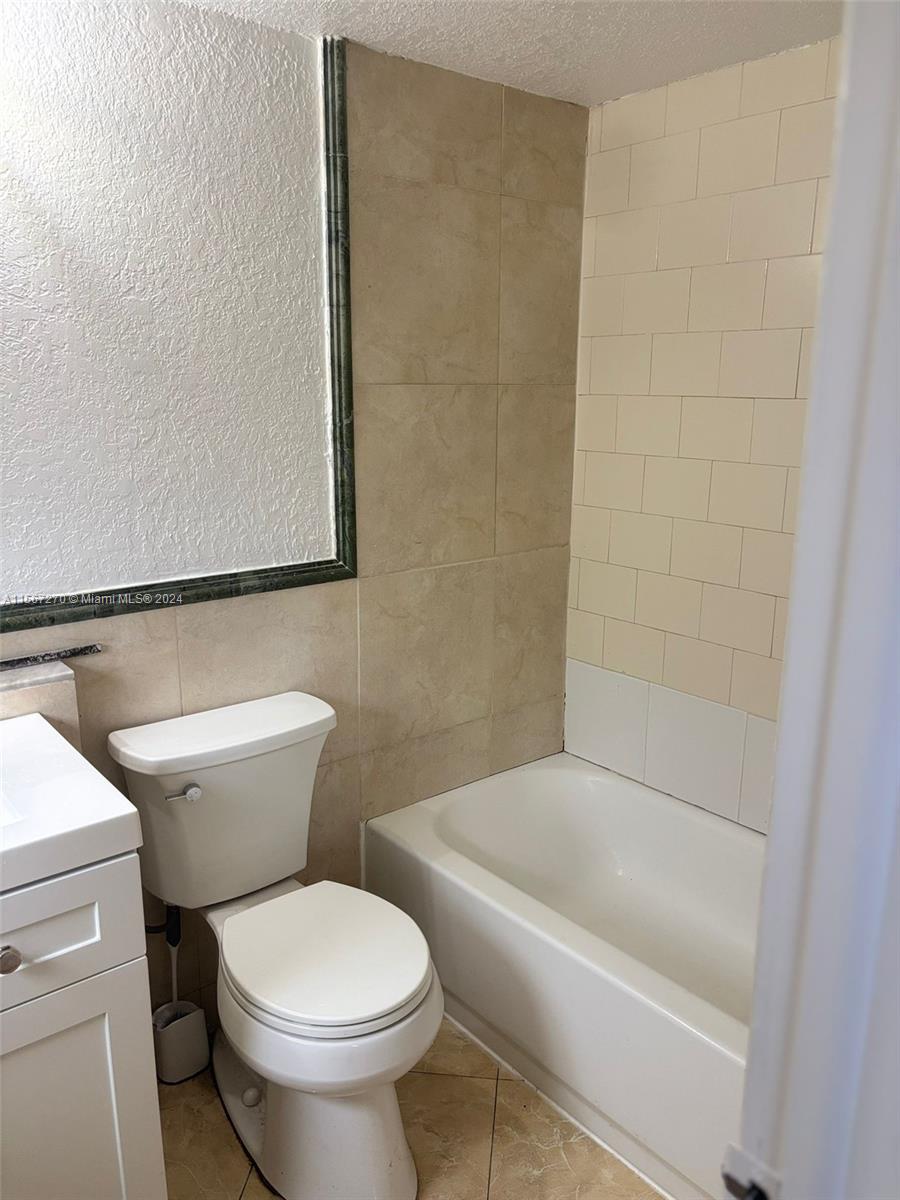 2750 Pierce St 3, Hollywood, Florida 33020, 2 Bedrooms Bedrooms, ,2 BathroomsBathrooms,Residentiallease,For Rent,2750 Pierce St 3,A11567270