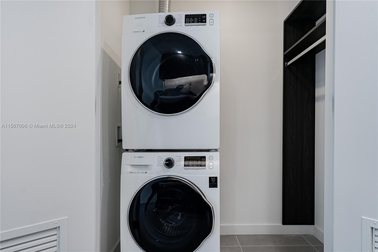 227 NE 2nd St 2211, Miami, Florida 33132, ,1 BathroomBathrooms,Residentiallease,For Rent,227 NE 2nd St 2211,A11567006