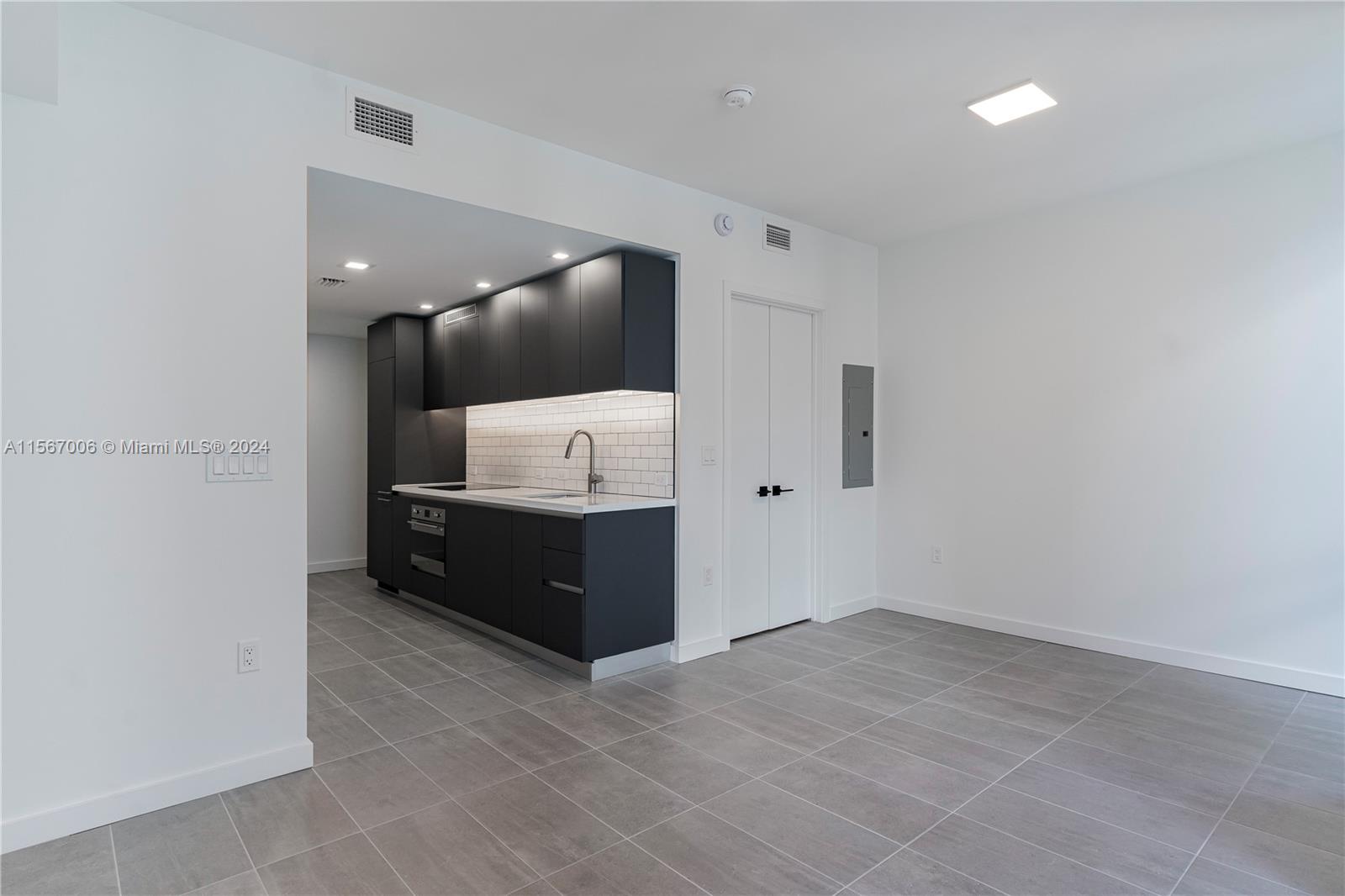 227 NE 2nd St 2211, Miami, Florida 33132, ,1 BathroomBathrooms,Residentiallease,For Rent,227 NE 2nd St 2211,A11567006