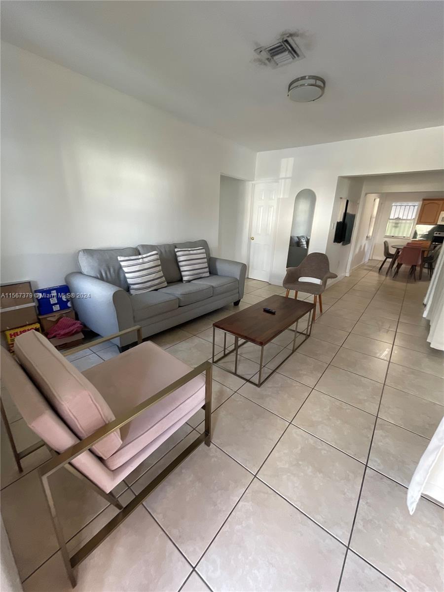 8 NW 33rd Ave, Miami, Florida 33125, 2 Bedrooms Bedrooms, ,1 BathroomBathrooms,Residentiallease,For Rent,8 NW 33rd Ave,A11567379