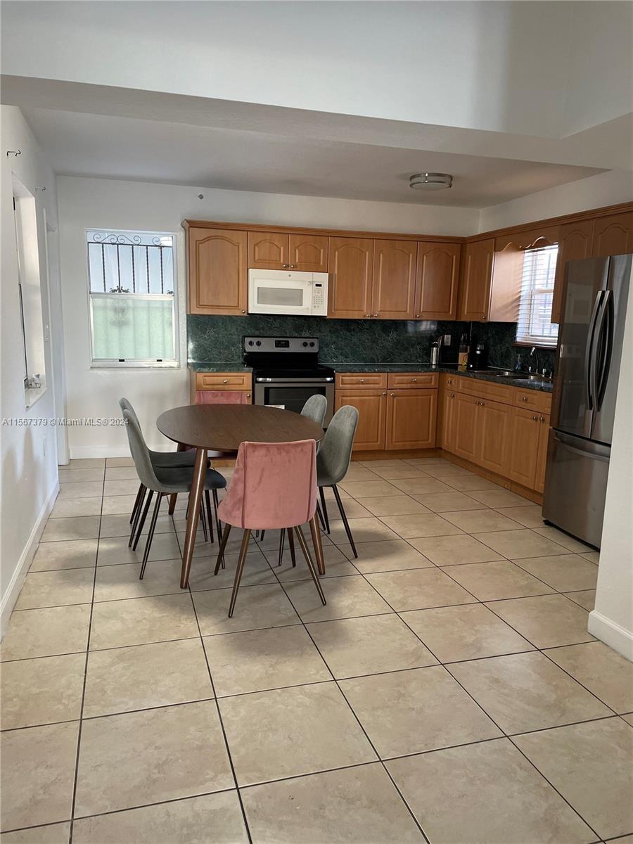 8 NW 33rd Ave, Miami, Florida 33125, 2 Bedrooms Bedrooms, ,1 BathroomBathrooms,Residentiallease,For Rent,8 NW 33rd Ave,A11567379