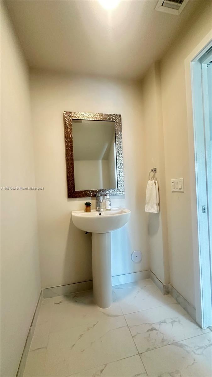 2535 NE 193rd St 3202, Miami, Florida 33180, 2 Bedrooms Bedrooms, ,2 BathroomsBathrooms,Residentiallease,For Rent,2535 NE 193rd St 3202,A11567022