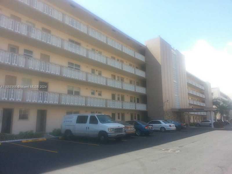 233 NE 14th Ave 303, Hallandale Beach, Florida 33009, 1 Bedroom Bedrooms, ,1 BathroomBathrooms,Residentiallease,For Rent,233 NE 14th Ave 303,A11559366