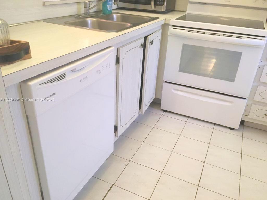 233 NE 14th Ave 303, Hallandale Beach, Florida 33009, 1 Bedroom Bedrooms, ,1 BathroomBathrooms,Residentiallease,For Rent,233 NE 14th Ave 303,A11559366