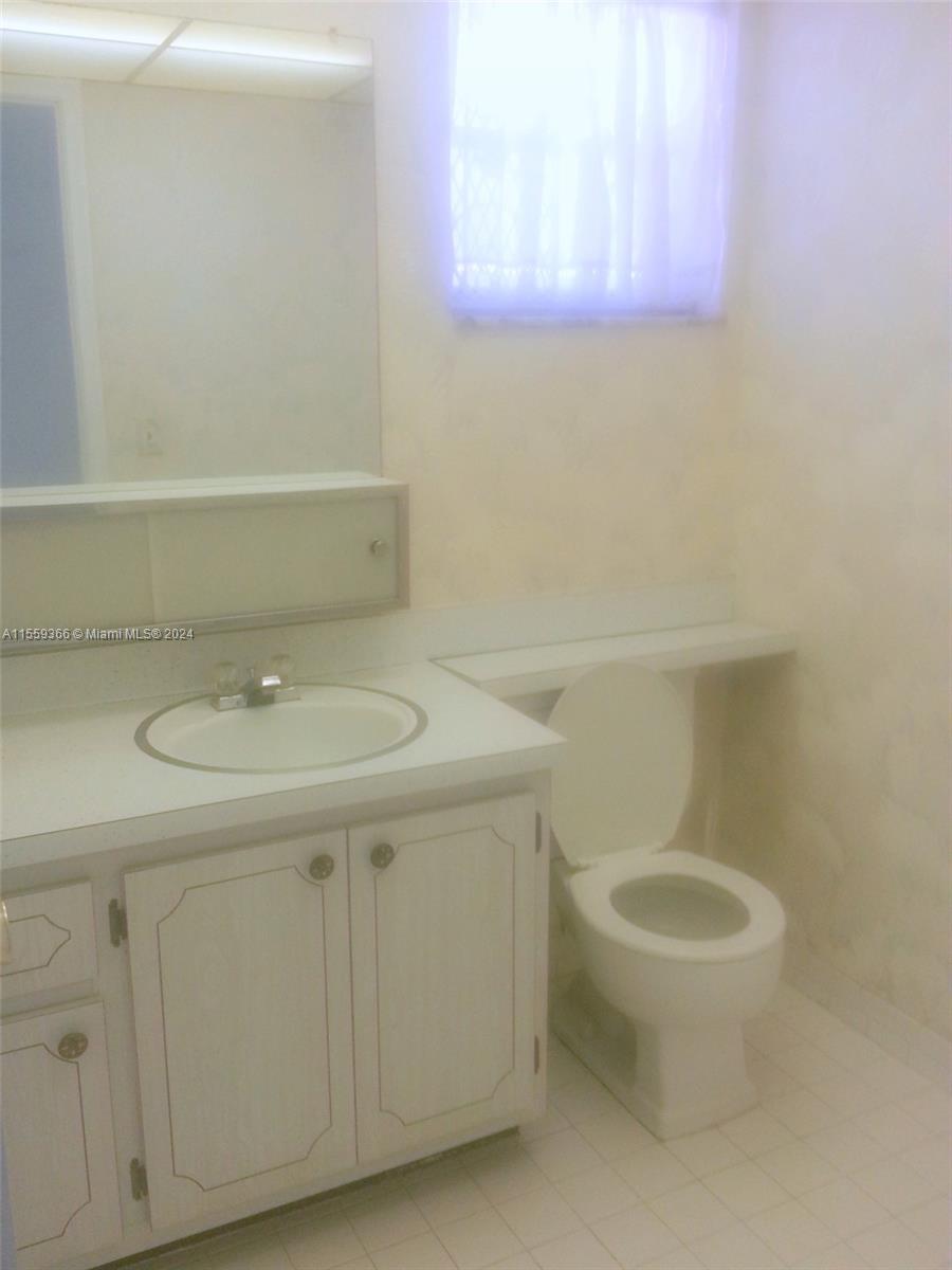 233 NE 14th Ave 303, Hallandale Beach, Florida 33009, 1 Bedroom Bedrooms, ,1 BathroomBathrooms,Residentiallease,For Rent,233 NE 14th Ave 303,A11559366