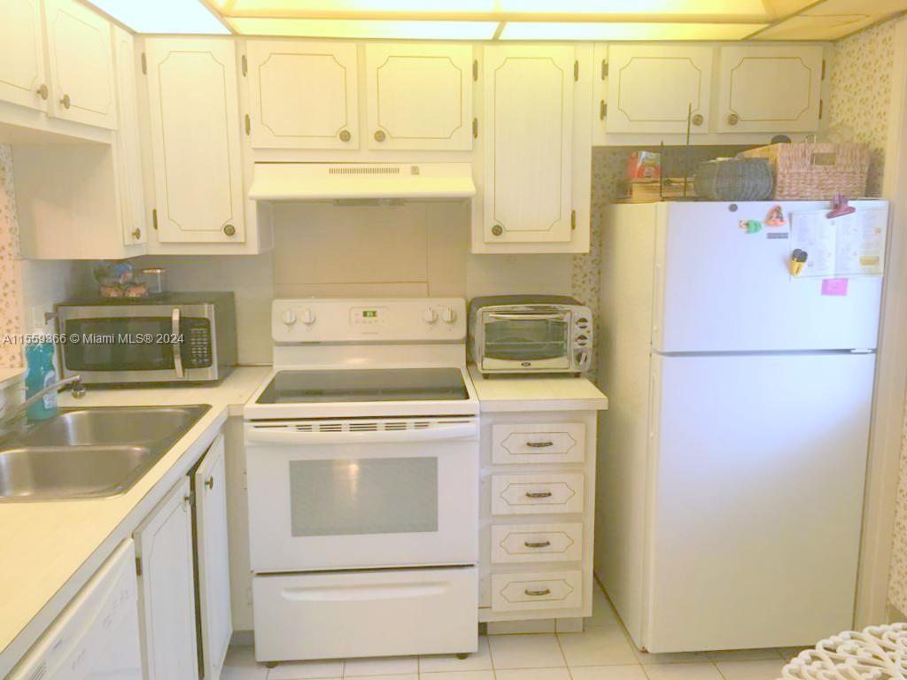 233 NE 14th Ave 303, Hallandale Beach, Florida 33009, 1 Bedroom Bedrooms, ,1 BathroomBathrooms,Residentiallease,For Rent,233 NE 14th Ave 303,A11559366