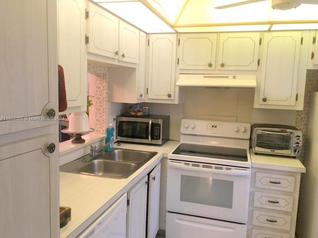 233 NE 14th Ave 303, Hallandale Beach, Florida 33009, 1 Bedroom Bedrooms, ,1 BathroomBathrooms,Residentiallease,For Rent,233 NE 14th Ave 303,A11559366