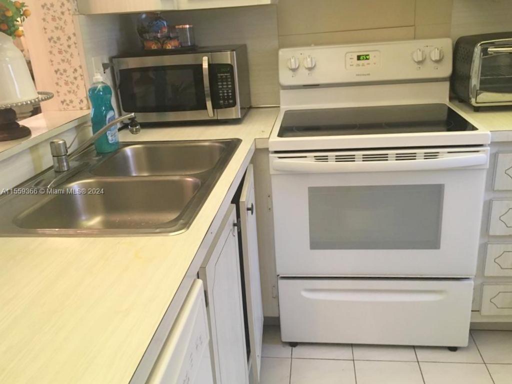 233 NE 14th Ave 303, Hallandale Beach, Florida 33009, 1 Bedroom Bedrooms, ,1 BathroomBathrooms,Residentiallease,For Rent,233 NE 14th Ave 303,A11559366