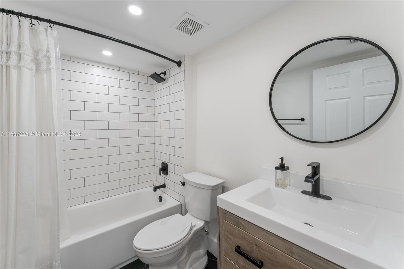 2415 NW 16th St Rd 306, Miami, Florida 33125, 2 Bedrooms Bedrooms, ,2 BathroomsBathrooms,Residentiallease,For Rent,2415 NW 16th St Rd 306,A11567226