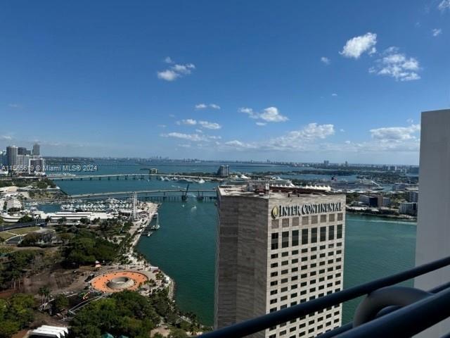 MODERN FURNISHED STUDIO WITH FABULOUS VIEWS OF BISCAYNE BAY AND BAYFRONT PARK. CENTRALLY
LOCATED IN WALKING DISTANCE TO A FREE RIDE ON METRO MOVER AND THE TROLLEY, WHOLE FOODS AND AA
ARENA. THIS AMENITY RICH BUILDING OFFERS A FITNESS CENTER, SPA, 2 POOLS, VALET SERVICE AND MANY
MORE. WASHER AND DRYER INSIDE UNIT.