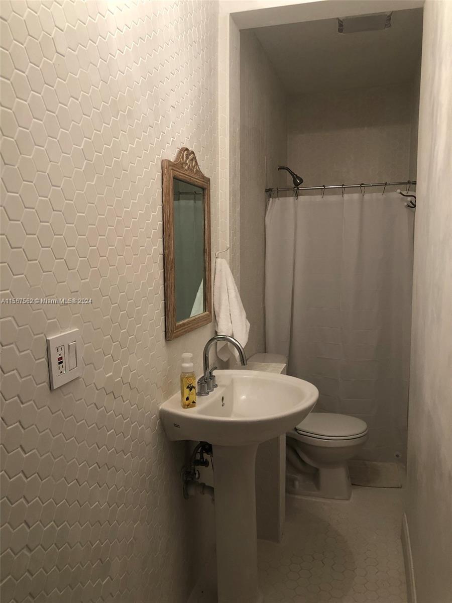 652 NE 77th St, Miami, Florida 33138, 4 Bedrooms Bedrooms, ,3 BathroomsBathrooms,Residentiallease,For Rent,652 NE 77th St,A11567562