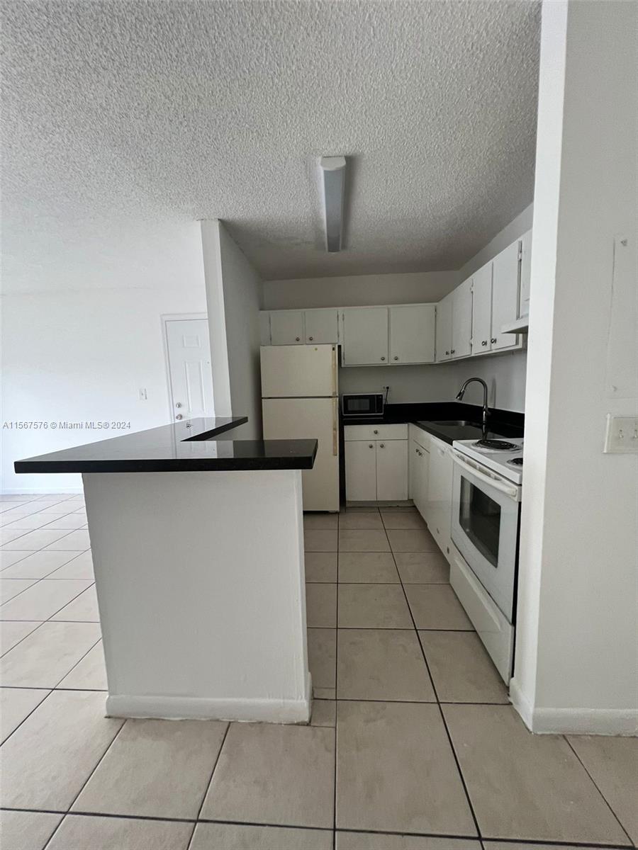 7025 NW 179th St 104, Hialeah, Florida 33015, 2 Bedrooms Bedrooms, ,2 BathroomsBathrooms,Residentiallease,For Rent,7025 NW 179th St 104,A11567576