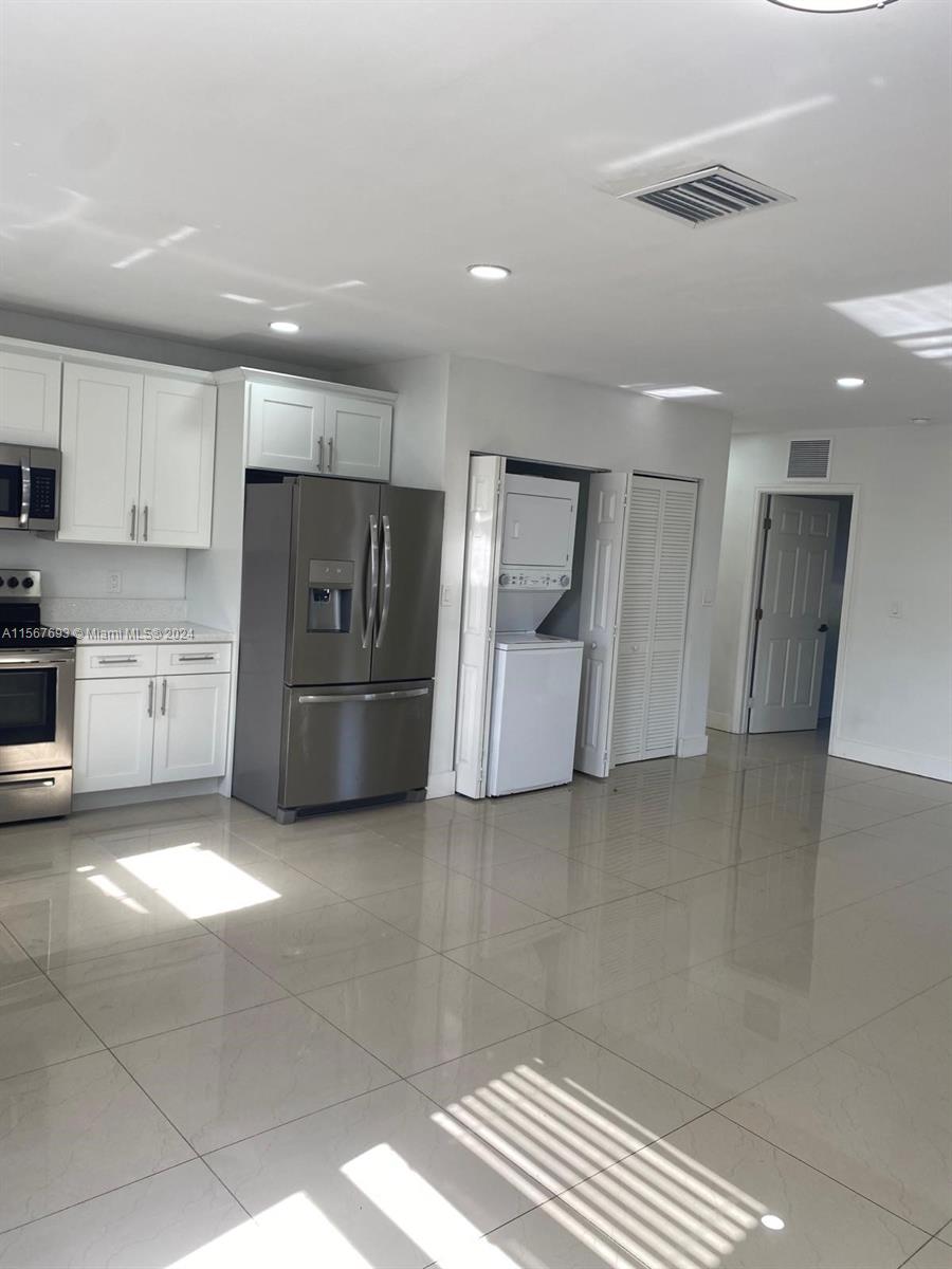 1037 NW 75th St 2, Miami, Florida 33150, 4 Bedrooms Bedrooms, ,2 BathroomsBathrooms,Residentiallease,For Rent,1037 NW 75th St 2,A11567693