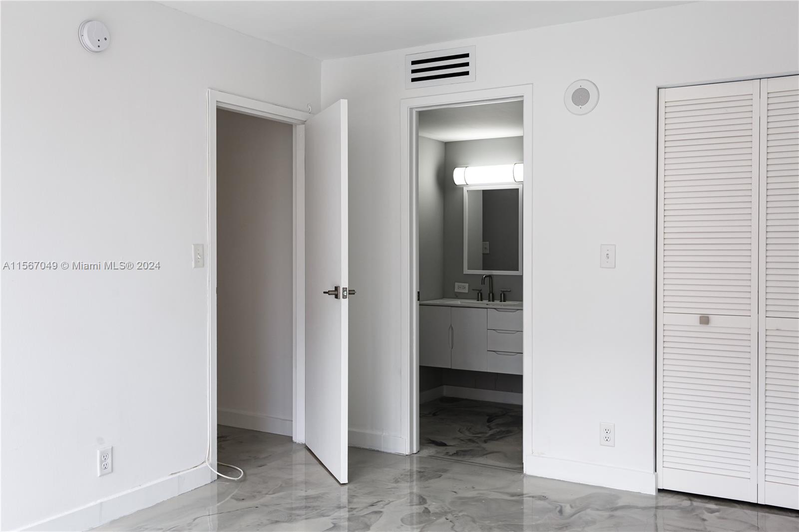 17021 N Bay Rd 428, Sunny Isles Beach, Florida 33160, 1 Bedroom Bedrooms, ,1 BathroomBathrooms,Residential,For Sale,17021 N Bay Rd 428,A11567049