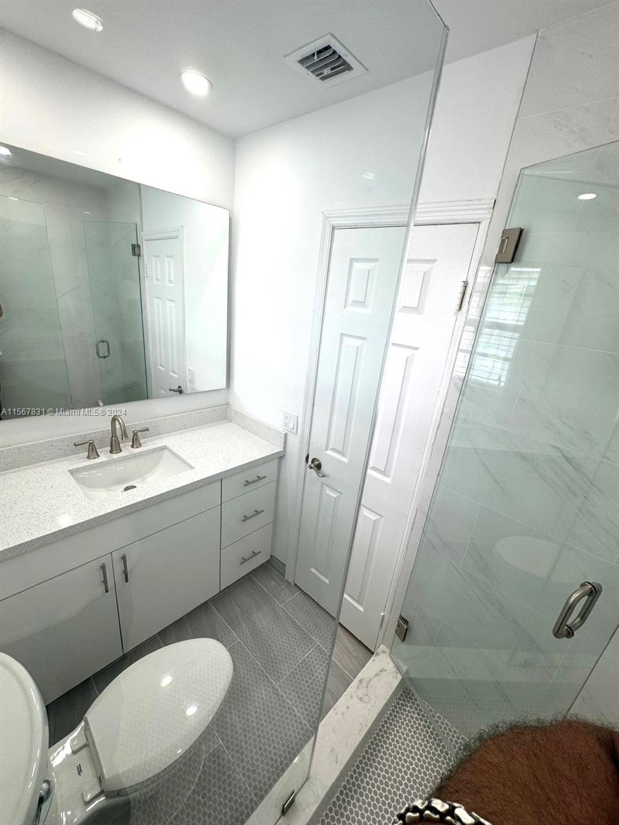3619 S Le Jeune Rd 2, Coral Gables, Florida 33134, 2 Bedrooms Bedrooms, ,2 BathroomsBathrooms,Residentiallease,For Rent,3619 S Le Jeune Rd 2,A11567831