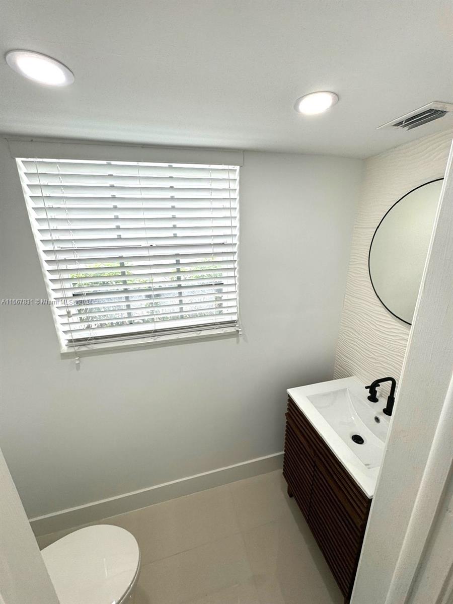 3619 S Le Jeune Rd 2, Coral Gables, Florida 33134, 2 Bedrooms Bedrooms, ,2 BathroomsBathrooms,Residentiallease,For Rent,3619 S Le Jeune Rd 2,A11567831