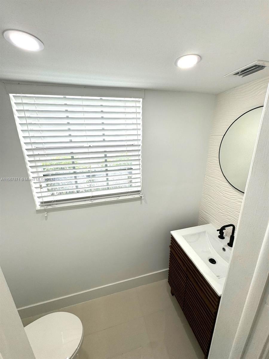 3619 S Le Jeune Rd 1, Coral Gables, Florida 33134, 2 Bedrooms Bedrooms, ,2 BathroomsBathrooms,Residentiallease,For Rent,3619 S Le Jeune Rd 1,A11567871