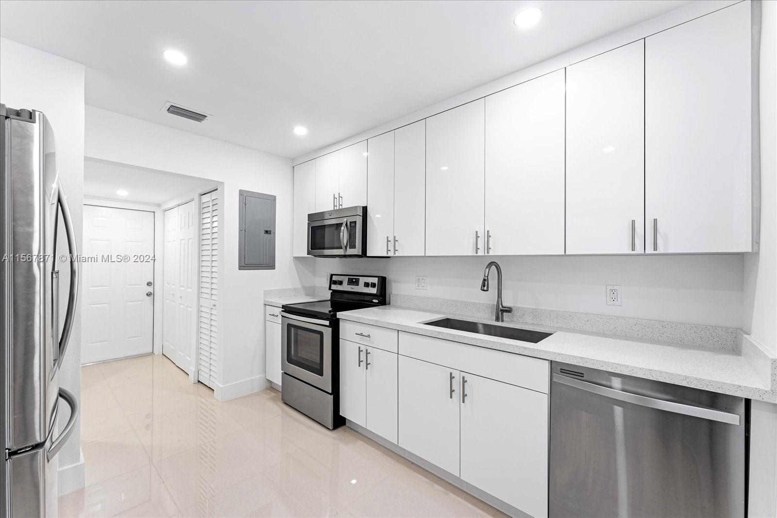 3619 S Le Jeune Rd 1, Coral Gables, Florida 33134, 2 Bedrooms Bedrooms, ,2 BathroomsBathrooms,Residentiallease,For Rent,3619 S Le Jeune Rd 1,A11567871