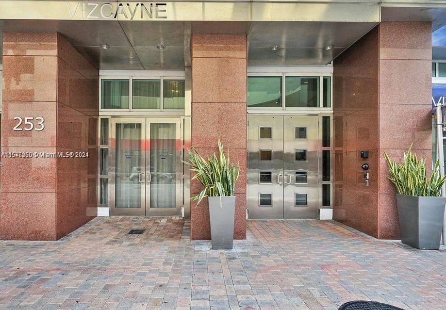 Beautiful and modern apartment in the heart of downtown with amazing views from the 47TH floor of the Biscayne Bay & Downtown, just across from Bayside and Bayfront Park. The unit has 2 bed, 2 bath, modern kitchen with stainless steel appliances and washer/dryer. Luxury amenities including elegant lobby with concierge, game room, business center, theater, gym, spa area with sauna, 4 stunning pools with bar. Close to main highways, shopping, restaurants and beaches.