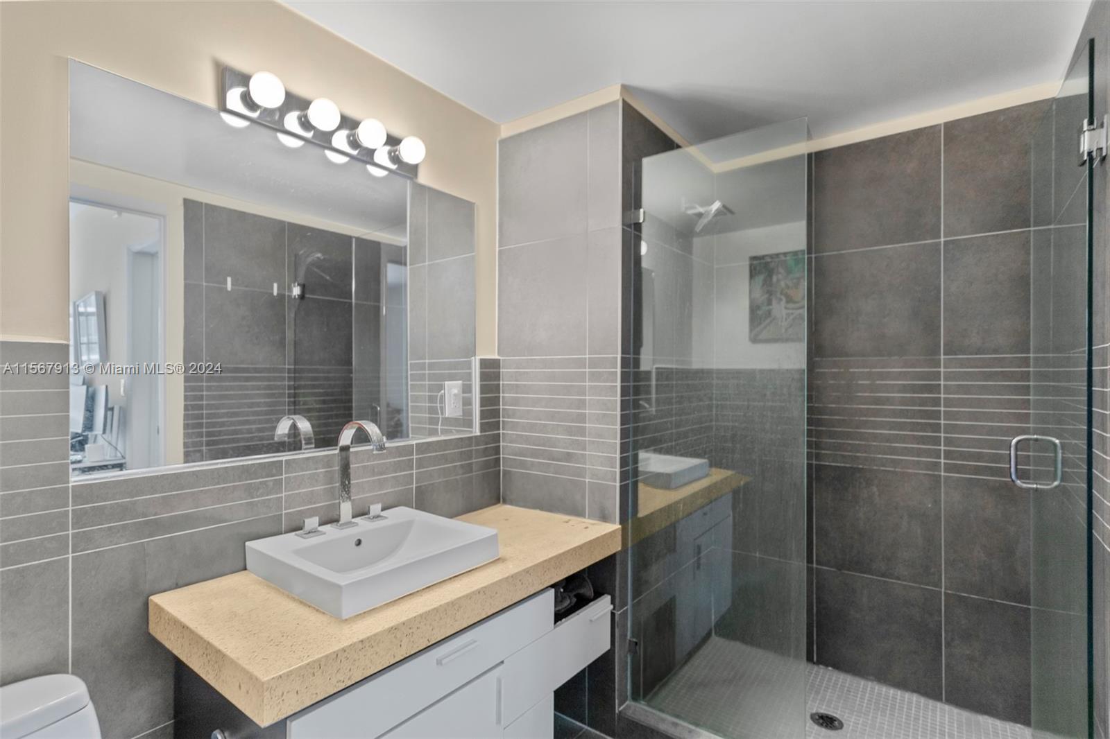 435 21st St 301, Miami Beach, Florida 33139, 2 Bedrooms Bedrooms, ,2 BathroomsBathrooms,Residentiallease,For Rent,435 21st St 301,A11567913