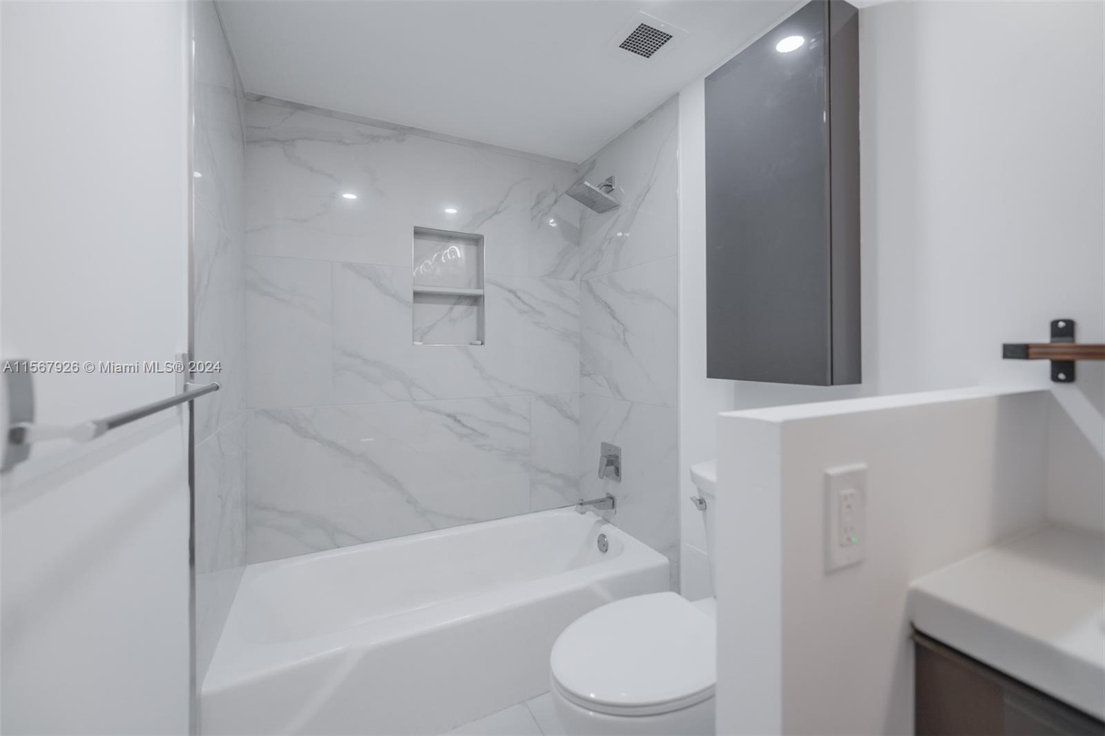 1965 S Ocean Dr 2G, Hallandale Beach, Florida 33009, 2 Bedrooms Bedrooms, ,2 BathroomsBathrooms,Residentiallease,For Rent,1965 S Ocean Dr 2G,A11567926