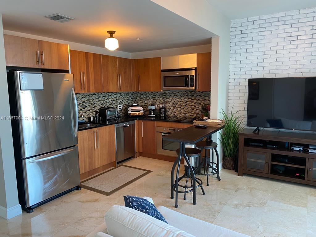 Beautiful and centrally located this 1 Bed/ 1Bath unit features an open kitchen with stainless steel appliances & Black Granite Counter tops, Washer and Dryer inside unit. Strategic location and easy commuting: start in Metro-mover to Metrorail and Brightline train stations. Fast Access to I95, Brickell Financial District, Miami Beach, Key Biscayne. Luxury amenities including Pool, Recreation Room, Fitness Center & Business Center on Premises Secured Building 24/7!! Give yourself the opportunity to experience Met1 Condo.