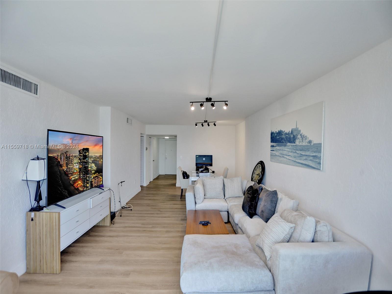 3375 N Country Club Dr 806, Aventura, Florida 33180, 2 Bedrooms Bedrooms, ,2 BathroomsBathrooms,Residential,For Sale,3375 N Country Club Dr 806,A11559718