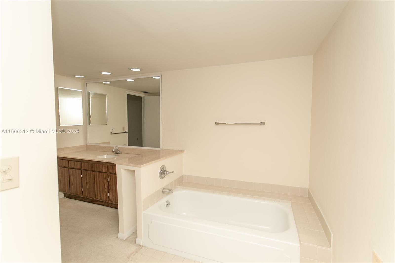 600 BILTMORE WY 1014, Coral Gables, Florida 33134, 2 Bedrooms Bedrooms, ,2 BathroomsBathrooms,Residentiallease,For Rent,600 BILTMORE WY 1014,A11566312