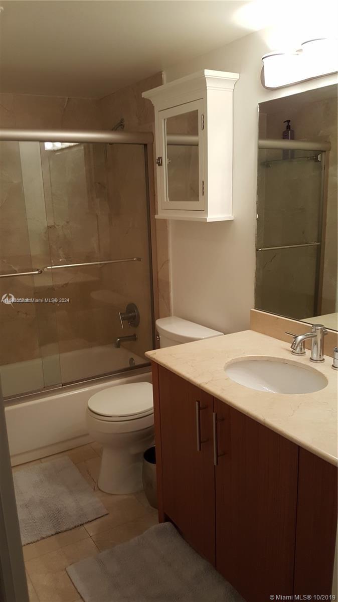 2nd bathroom with bathtub