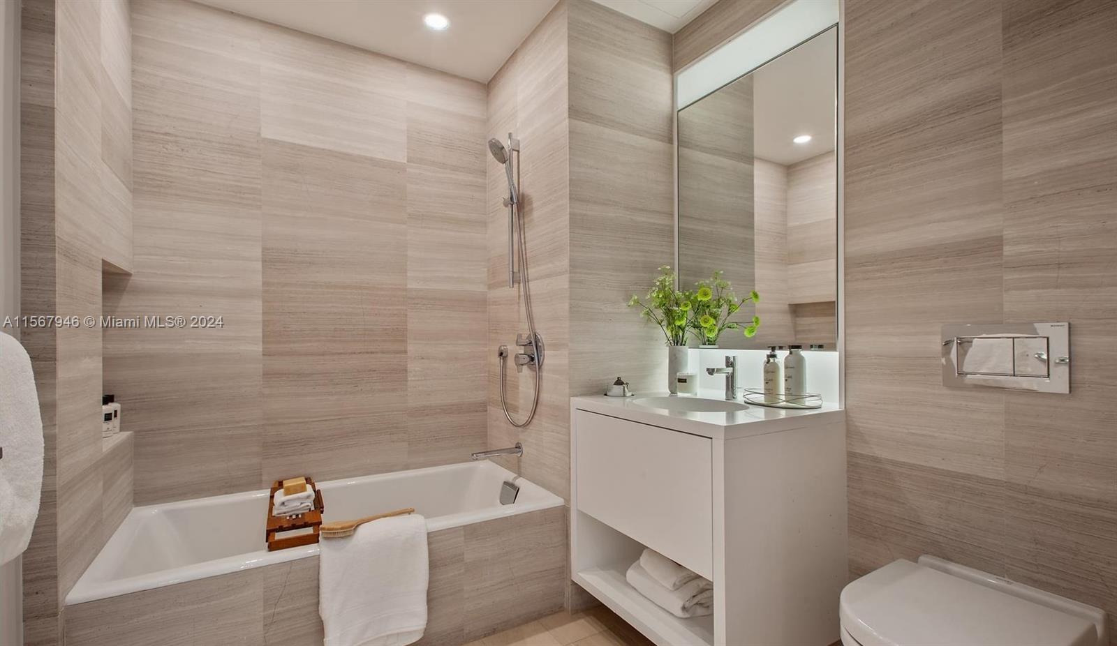 300 Collins Ave PH2, Miami Beach, Florida 33139, 3 Bedrooms Bedrooms, ,3 BathroomsBathrooms,Residentiallease,For Rent,300 Collins Ave PH2,A11567946