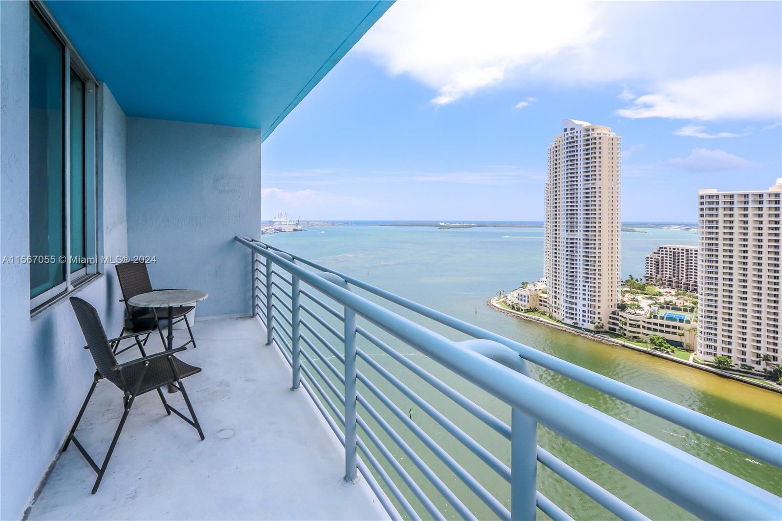 Beautiful 1 bedroom 1 bath condo nicely furnished overlooking Biscayne Bay, Miami River, and Brickell Skyline. Unit
comes with italian kitchen cabinets, granite countertop and marble countertop bath. Building amenities includes: 2
swimming pools, jacuzzi, 2 party rooms, SunDeck, 2 gyms, conference room, convenience store, and 24 hours
security, valet, and concierge. Sales office in building.