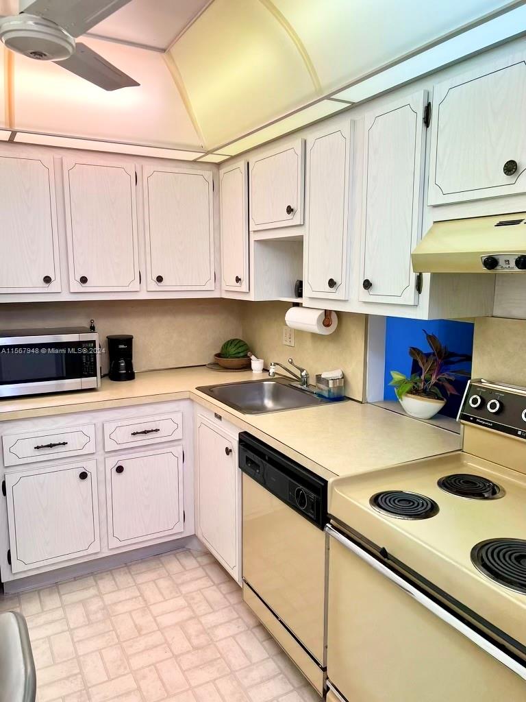 8120 SW 24th St 310, North Lauderdale, Florida 33068, 1 Bedroom Bedrooms, ,1 BathroomBathrooms,Residential,For Sale,8120 SW 24th St 310,A11567948