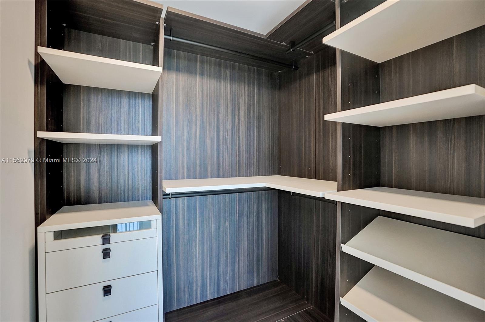 WALK IN CLOSET