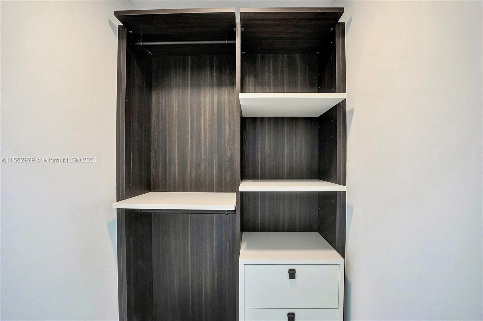 WALK IN CLOSET