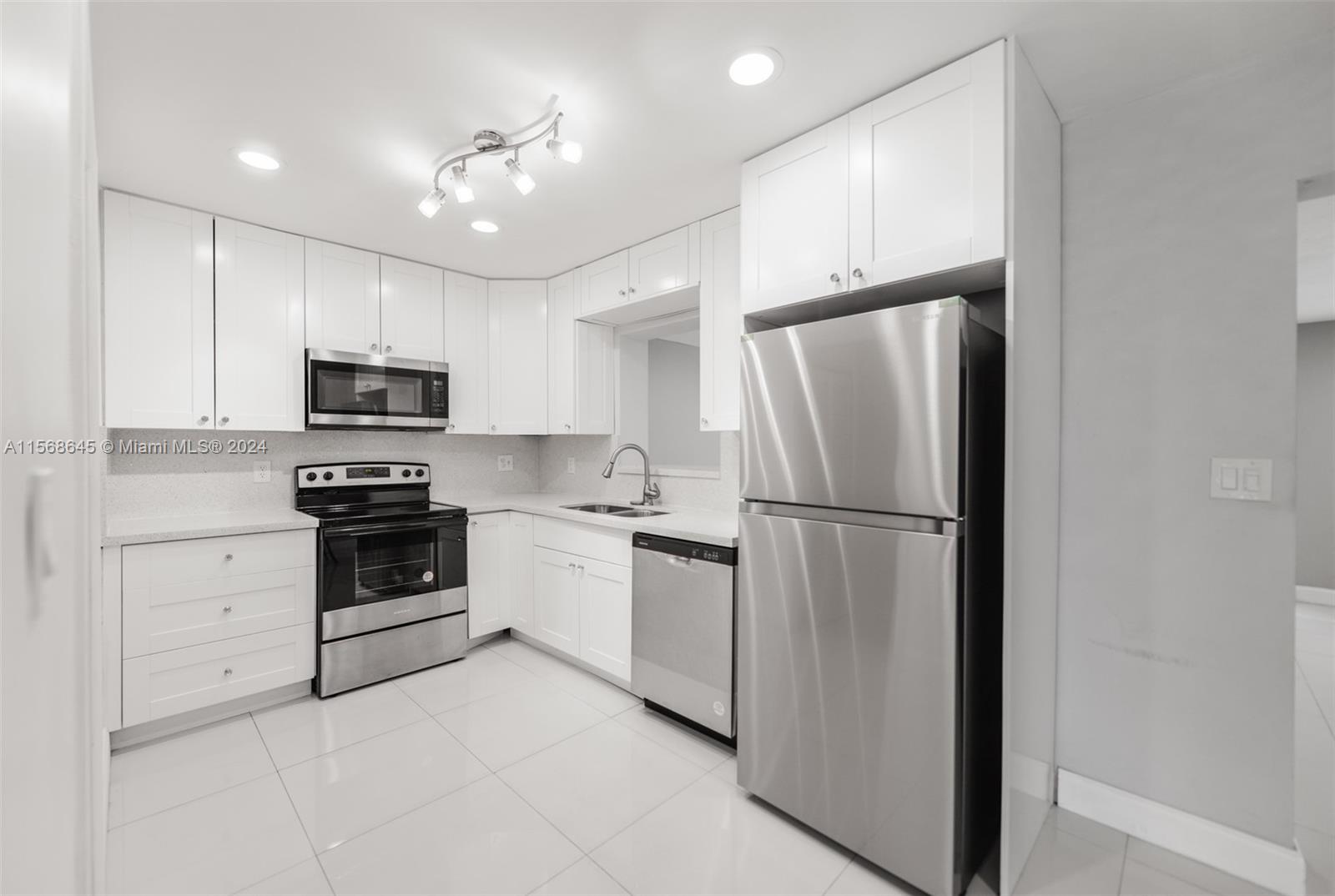 104 SW 7th St, Hallandale Beach, Florida 33009, 3 Bedrooms Bedrooms, ,2 BathroomsBathrooms,Residential,For Sale,104 SW 7th St,A11568645