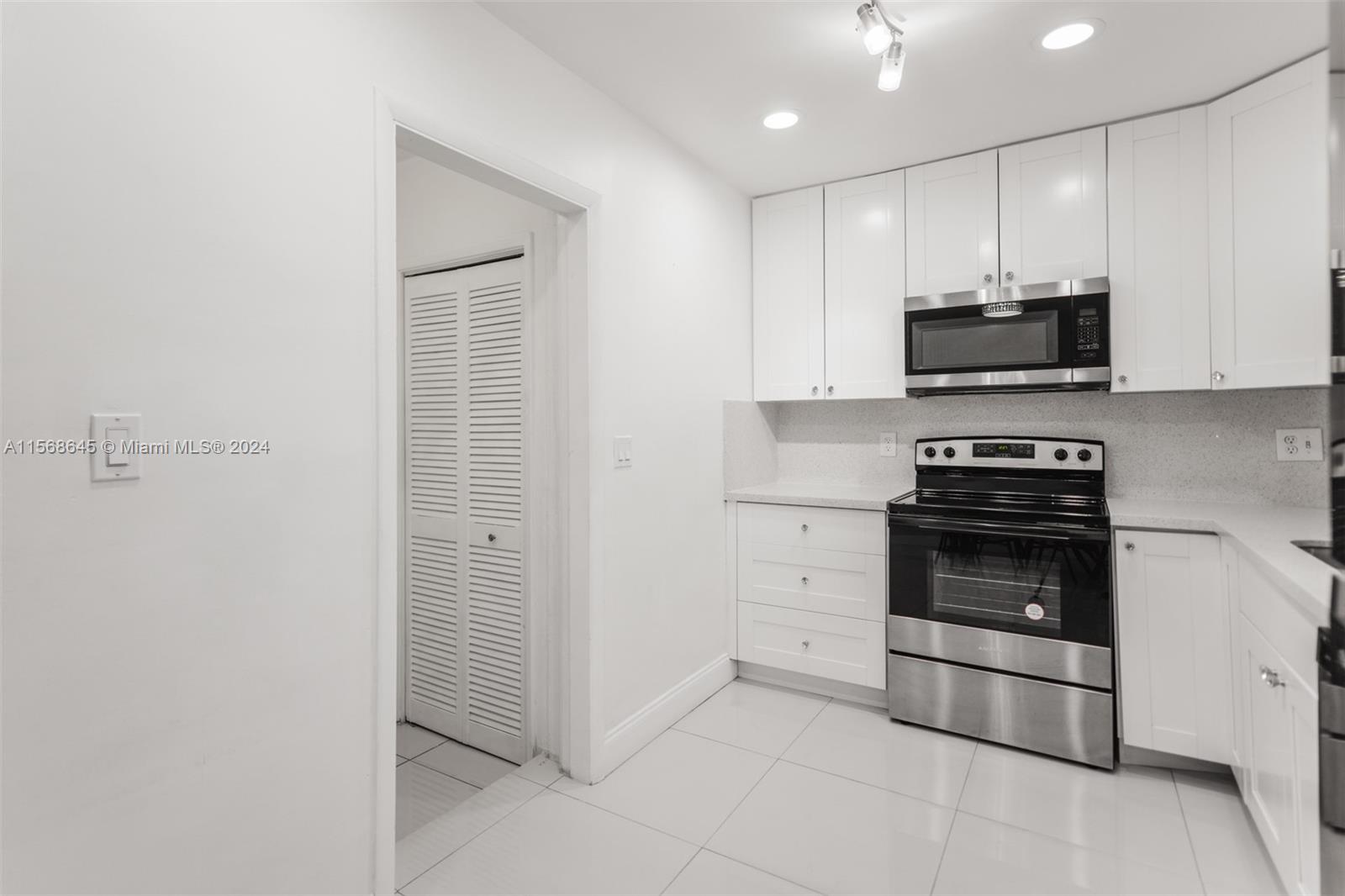 104 SW 7th St, Hallandale Beach, Florida 33009, 3 Bedrooms Bedrooms, ,2 BathroomsBathrooms,Residential,For Sale,104 SW 7th St,A11568645